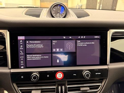 Used 2022 Porsche Macan w/ Premium Package image 16