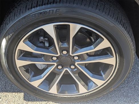 Used 2022 Jeep Grand Cherokee Overland w/ Luxury Tech Group IV image 15