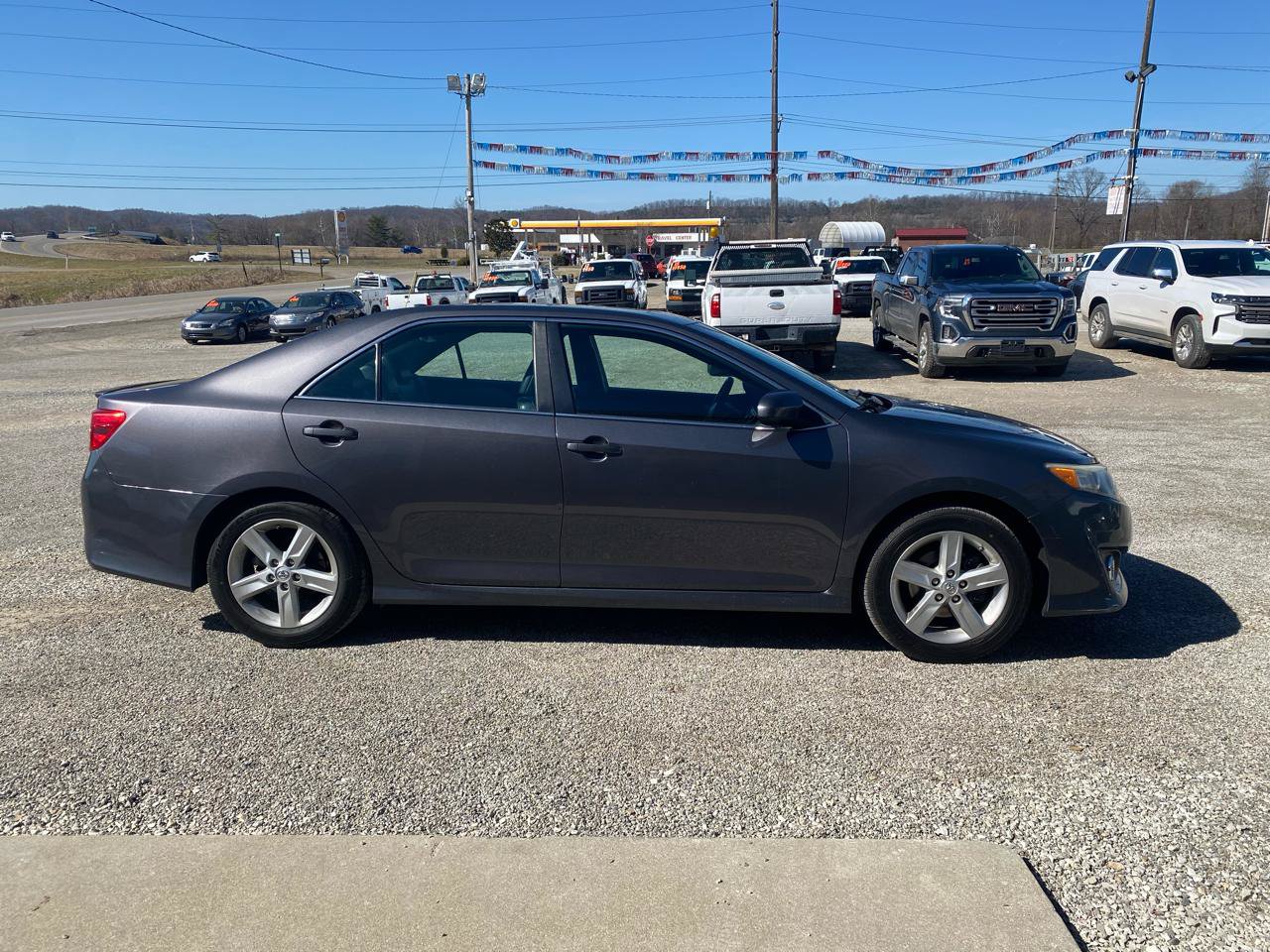 Used 2014 Toyota Camry SE w/ Moonroof Package FWD image 2