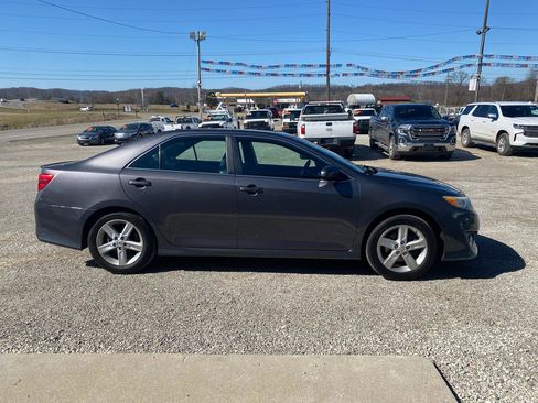 Used 2014 Toyota Camry SE w/ Moonroof Package image 2