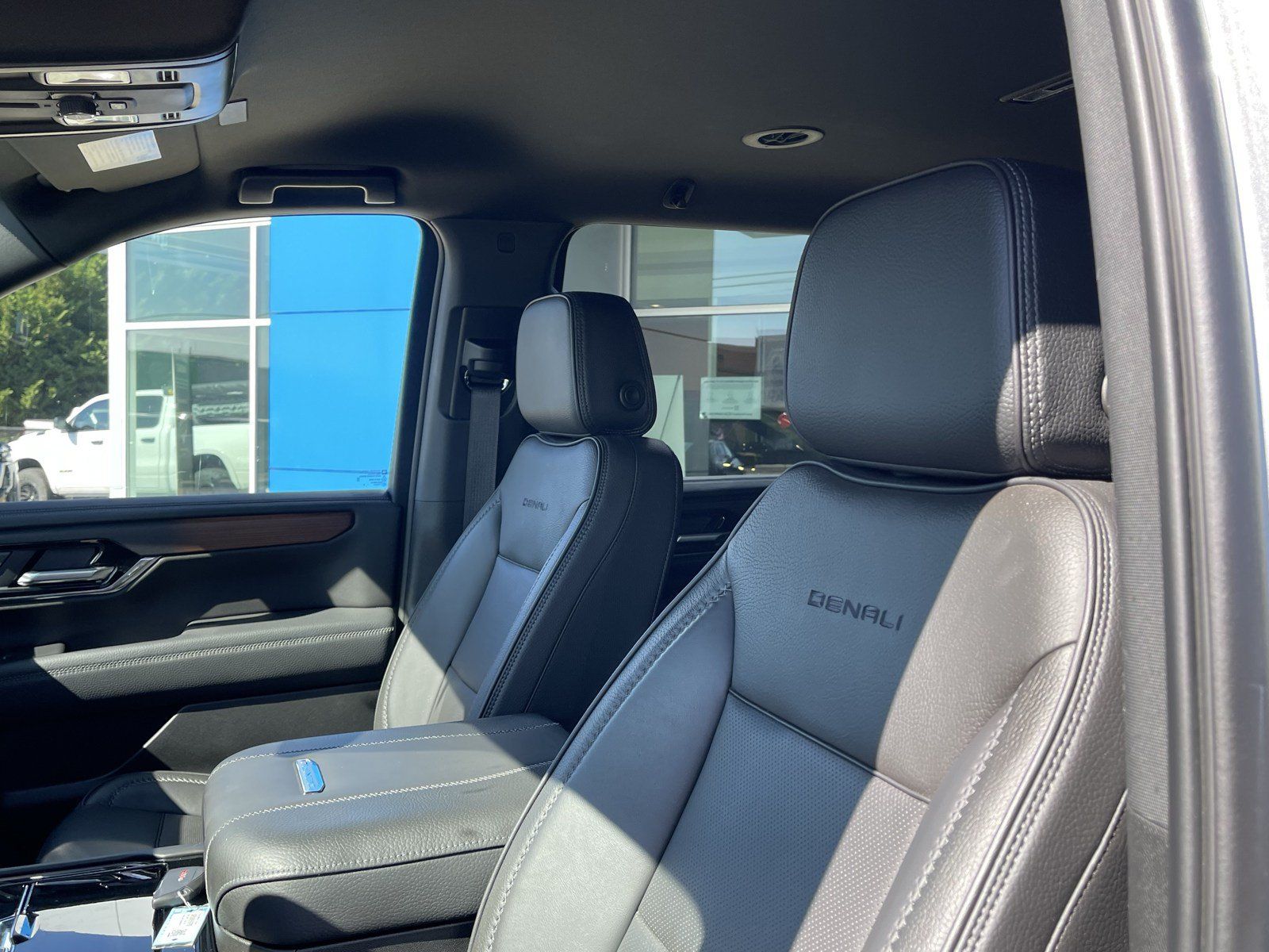 Used 2025 GMC Yukon XL Denali AWD/4WD image 19