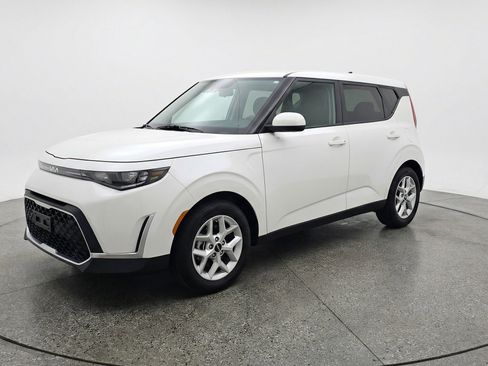 Used 2025 Kia Soul LX w/ LX Technology Package image 3