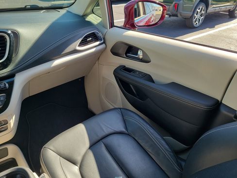 Used 2022 Chrysler Pacifica Touring-L image 16