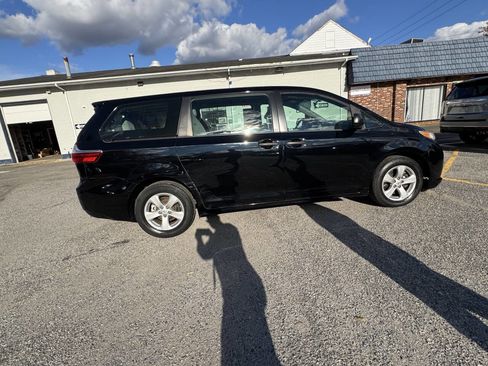 Used 2015 Toyota Sienna L image 6