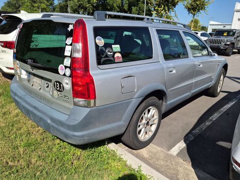 Used 2004 Volvo XC70 AWD/4WD image 2
