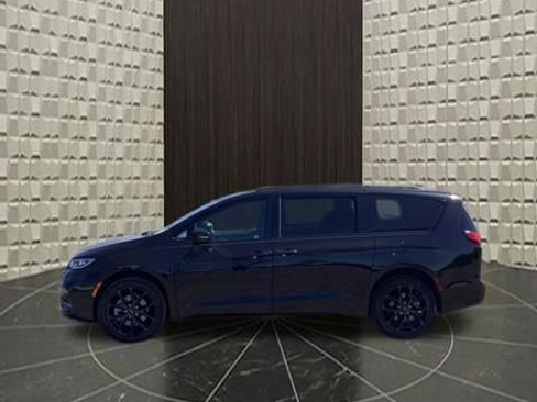 Certified 2023 Chrysler Pacifica Touring-L w/ S Appearance Package AWD/4WD image 9