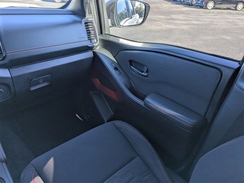 Used 2024 Nissan Frontier PRO-4X image 13