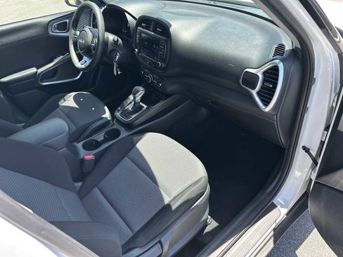 Used 2023 Kia Soul LX w/ LX Technology Package FWD image 23