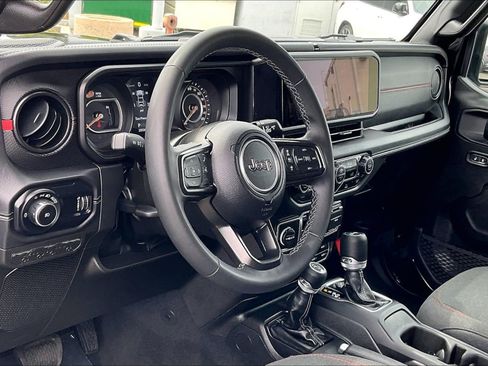 Used 2025 Jeep Wrangler Unlimited Rubicon AWD/4WD image 10
