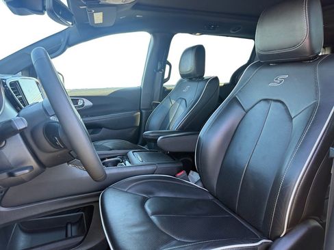 Used 2025 Chrysler Pacifica Limited image 9