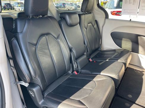 Used 2017 Chrysler Pacifica Touring-L w/ Tire & Wheel Group FWD image 31