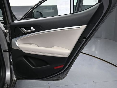 Used 2023 Genesis G70 2.0T image 37