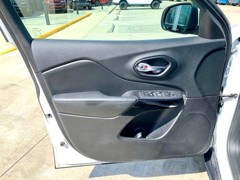 Used 2021 Jeep Cherokee Latitude Plus FWD image 10