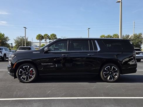 Certified 2025 Chevrolet Suburban High Country AWD/4WD image 3