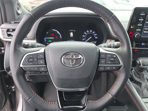 Used 2021 Toyota Sienna XSE w/ XSE Plus Package image 18