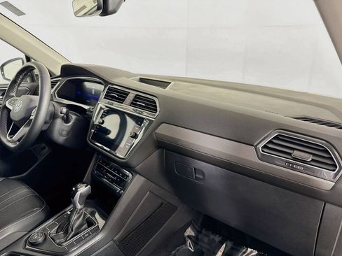 Certified 2024 Volkswagen Tiguan SE w/ Panoramic Sunroof Package AWD/4WD image 27