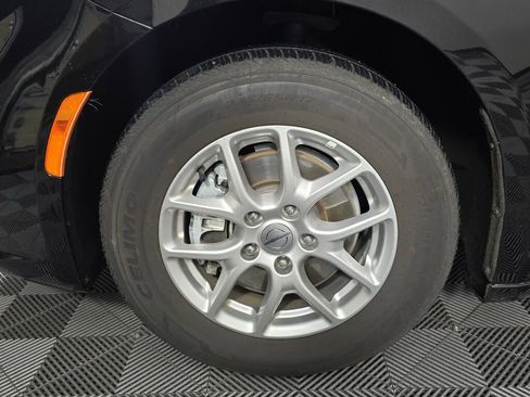 Used 2024 Chrysler Pacifica Touring-L image 11