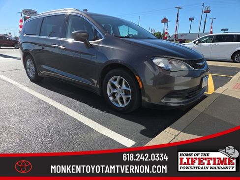 Used 2018 Chrysler Pacifica Touring w/ Tire & Wheel Group FWD image 1