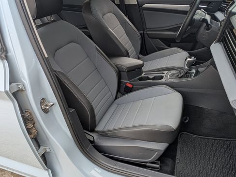 Used 2025 Volkswagen Jetta SE w/ Sunroof Package image 21