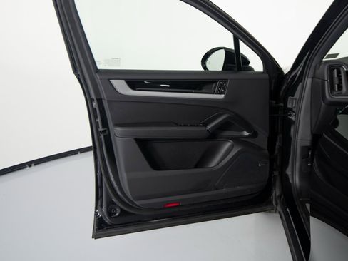 Used 2025 Porsche Cayenne image 19