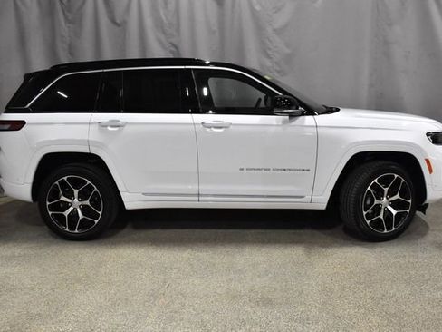 New 2025 Jeep Grand Cherokee Summit image 2