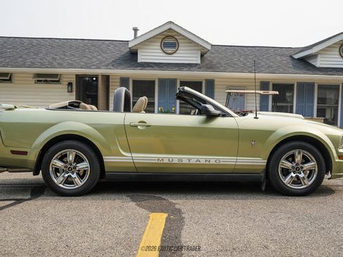 Used 2005 Ford Mustang Convertible RWD image 9