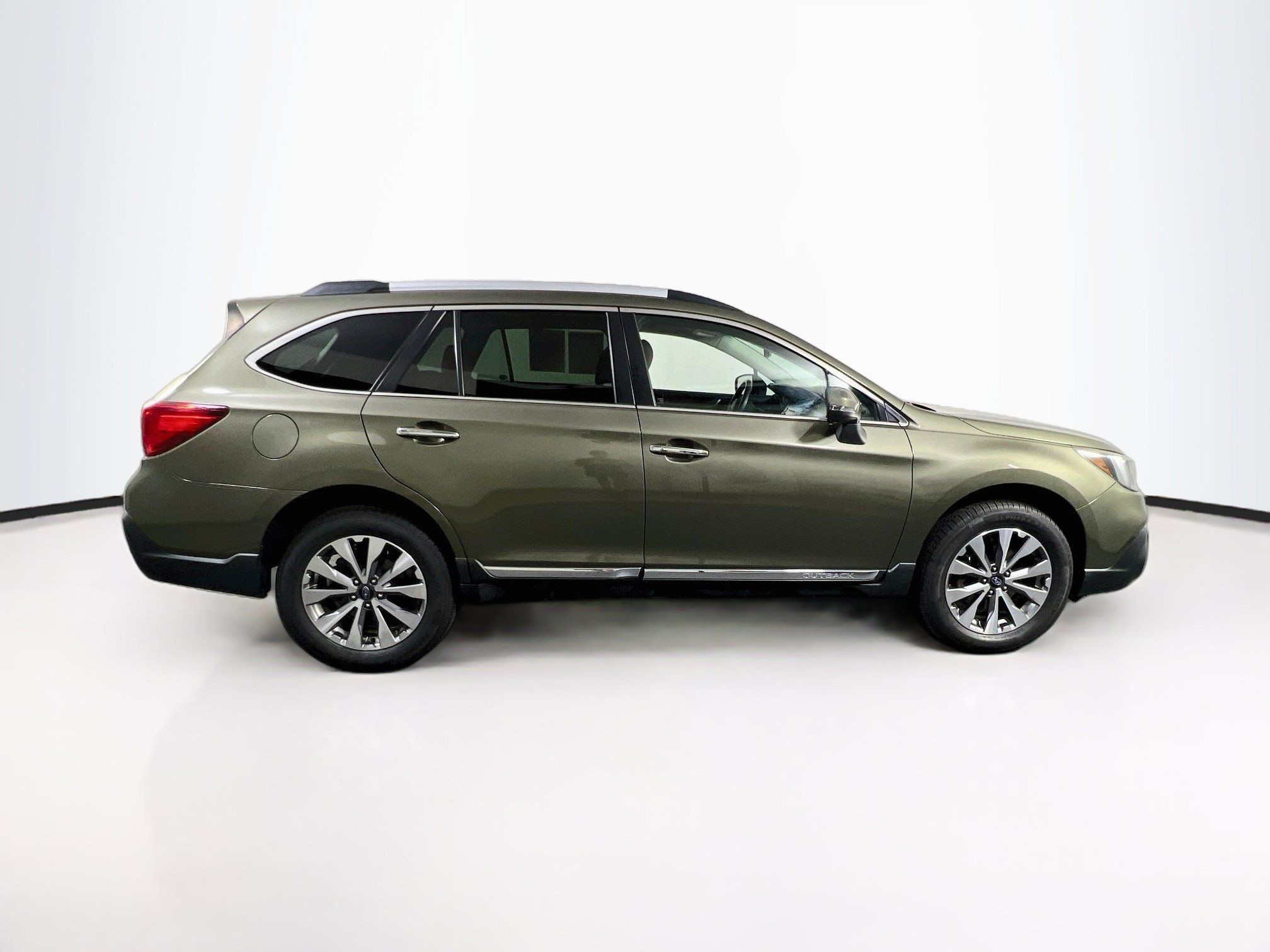 Used 2018 Subaru Outback 2.5i Touring AWD/4WD image 4