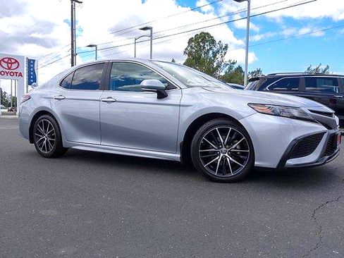 Used 2023 Toyota Camry SE FWD image 4