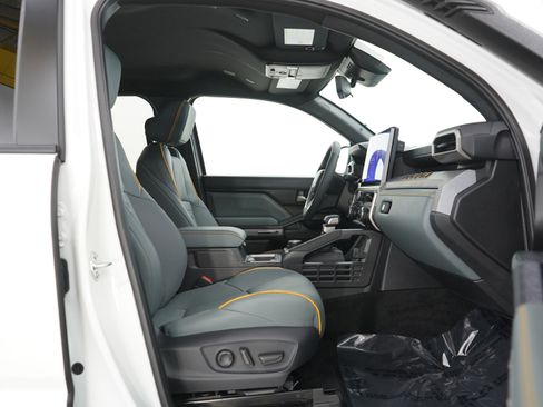 Used 2025 Toyota Tacoma Trailhunter image 10