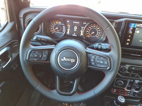 Used 2025 Jeep Wrangler Unlimited Rubicon AWD/4WD image 25