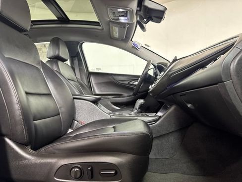 Used 2018 Chevrolet Malibu Hybrid w/ Leather Package FWD image 4