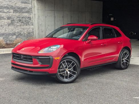 Used 2025 Porsche Macan image 1