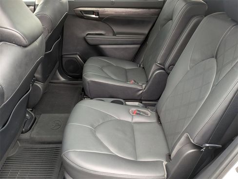 Used 2021 Toyota Highlander Platinum image 13