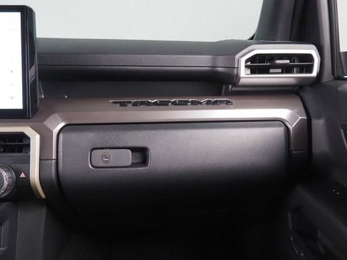 Used 2025 Toyota Tacoma TRD Sport image 33