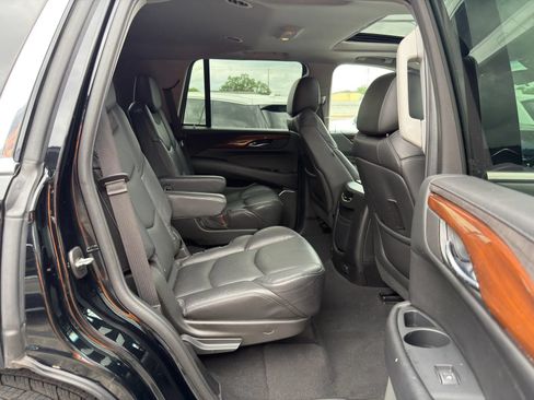 Used 2018 Cadillac Escalade Luxury RWD image 18