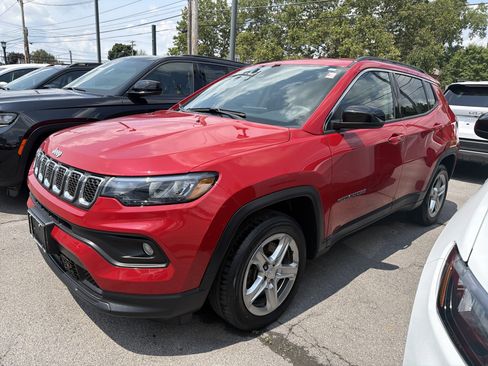 Used 2023 Jeep Compass Latitude w/ Convenience Group AWD/4WD image 4