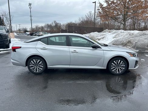 Used 2024 Nissan Altima 2.5 SV image 2