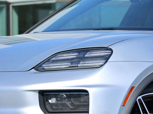 Certified 2025 Porsche Macan 4 Electric image 7