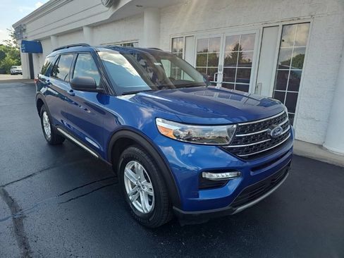 Used 2022 Ford Explorer XLT w/ Equipment Group 202A AWD/4WD image 2