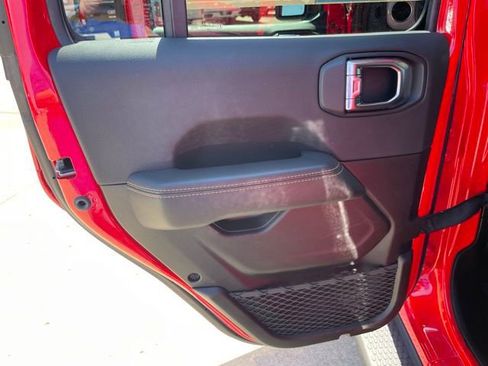 Used 2025 Jeep Wrangler Unlimited Sahara AWD/4WD image 21