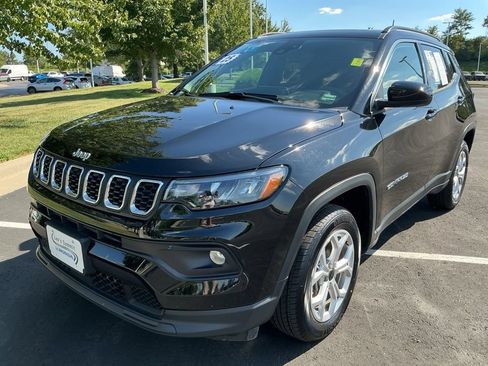 Used 2025 Jeep Compass Latitude w/ Sun & Sound Group AWD/4WD image 4