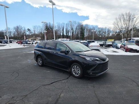 Used 2025 Toyota Sienna XLE image 3