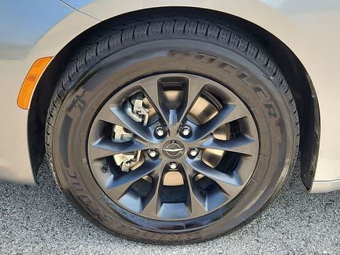 Used 2021 Chrysler Pacifica Touring w/ S Appearance Package FWD image 13