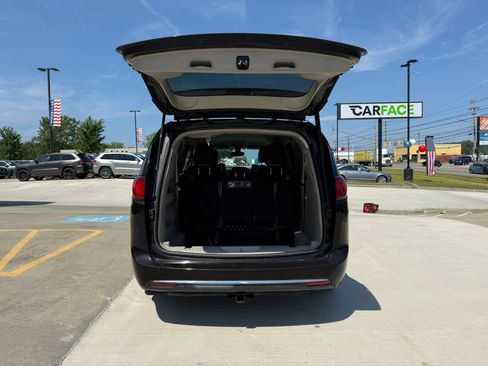 Used 2017 Chrysler Pacifica Touring-L Plus FWD image 13