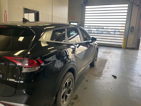 Used 2023 Kia Sportage LX image 4