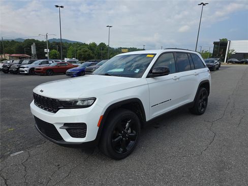 Used 2023 Jeep Grand Cherokee Altitude AWD/4WD image 7