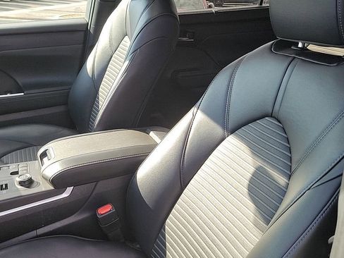 Used 2024 Toyota Highlander XSE image 16