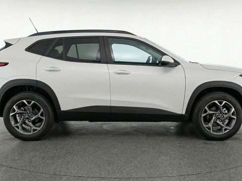 Used 2025 Chevrolet Trax LT image 11