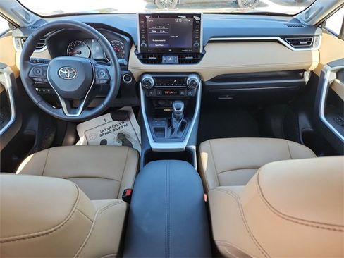 Used 2022 Toyota RAV4 XLE Premium image 12