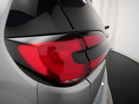 Used 2023 Chrysler Pacifica Touring-L image 33